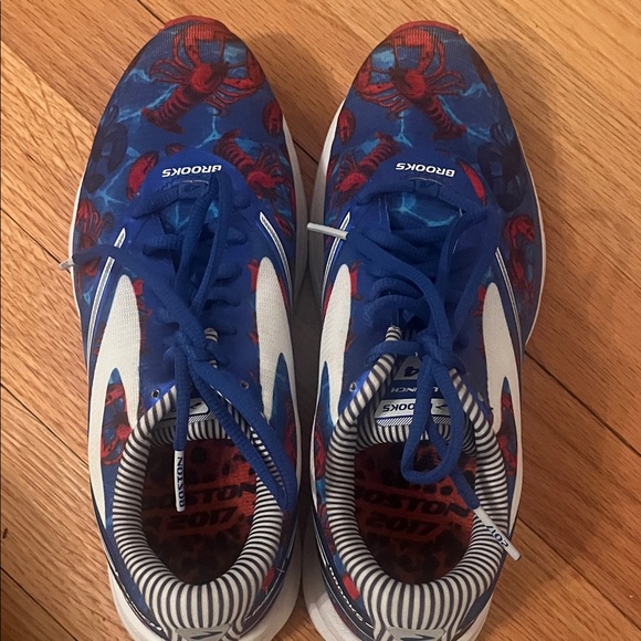 Brooks Sneakers - Blue and Red Lobster Design for Boston 2017 Marathon - Picture 3 of 9